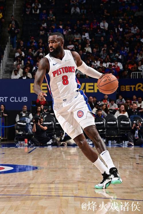 小哈达威全场贡献13分,三分命中2球并送出1篮板2助攻2抢断 小哈达威全场贡献13分,三分命中2球并送出1篮板2助攻2抢断